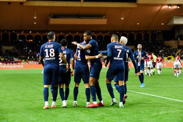  姆巴佩梅开二度助球队逆转，法甲卫冕添希望  